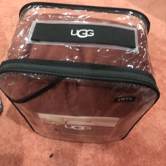 UGG brand very soft new twin size blanket in cola color . - Picture 5 of 12